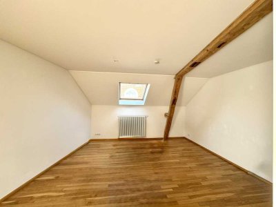 Attraktive 2-Zimmer-Dachgeschosswohnung in denkmalgeschütztem Haus
