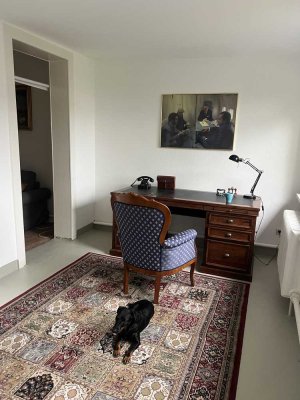 Freundliche- möblierte- Wohnung mit vier Zimmern und eigenem Garten