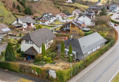 Fantastisches Familiendomizil: 2 EFH mit Garage, Carport u. wunderschönen Garten in 79263 Simonswald