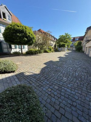 Frisch sanierte Maisonette Wohnung mit Balkon in idyllischem Hof-Ensemble – ein echtes Unikat!