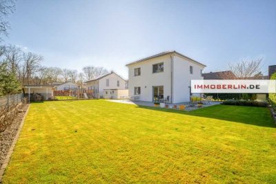 IMMOBERLIN.DE - Sehr attraktives Haus mit Sonnenterrasse, großem Garten & Garage in familiärer Lage
