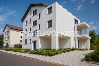 Moderne Drei-Zimmer-Wohnung mit Balkon im ersten Obergeschoss