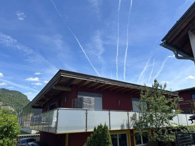 Neuwertige DG-Wohnung in Kirchbichl: Garten, Terrasse, 2 Bäder – Ihr neues Zuhause