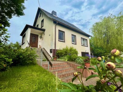 NEUER PREIS !! Einfamilienhaus in Pretzschendorf. 5 Zimmer, Terrasse, 2 Garagen, großes Grundstück.