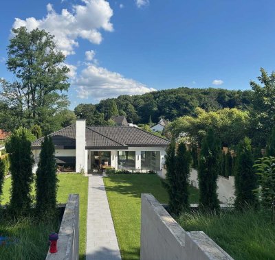 Ein Ort zum Ankommen – Exklusive Villa mit weitläufigem Garten, Innenpool und Einliegerwohnung