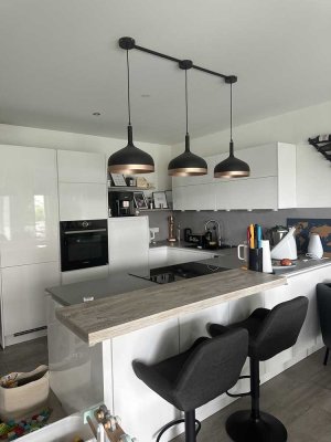 Geschmackvolle, neuwertige 3-Zimmer-Wohnung mit geh. Innenausstattung mit Balkon und EBK