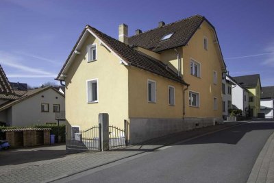 Schöne renovierte 5-Zimmer-Wohnung mit Einbauküche und Balkon zu verkaufen!