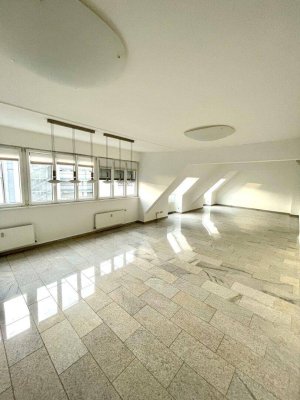 WOHNEN UND ARBEITEN! LICHTDURCHFLUTETE 7 ZIMMER WOHNUNG MIT DACHTERRASSE ZU VERMIETEN
