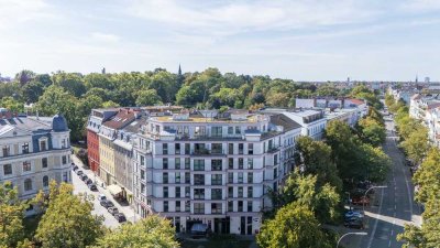 Am Viktoriapark: Erstklassiges Penthouse mit drei Terrassen + Tiefgarage in Top-Lage