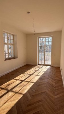 WOHNEN IM PARK: Exklusive 3-Zimmer-Wohnung in kernsaniertem, denkmalgeschütztem Altbau