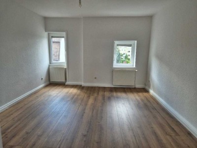 Lichtdurchflutete Altbauwohnung in verkehrsberuhigter Straße
