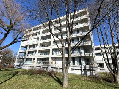 Frei! 3-Zimmer-Dachgeschosswohnung mit großer Terrasse und Blick in die Berge in München-Gerberau