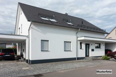 Freistehendes Einfamilienhaus nebst Garage