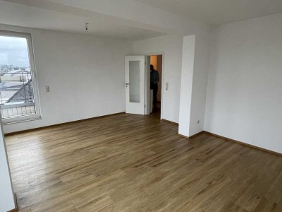 2 Zi-Mais.-Whg. mit Balkon und Blick über Neuss, Fußbodenheizung, schickes weißes Bad.