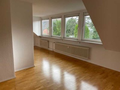 Schöne 4-Zimmer-Dachgeschosswohnung mit Loggia und Einbauküche in Seelze