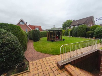 Einfamilienhaus mit Einliegerwohnung in Sackgassenlage und zwei Garagen