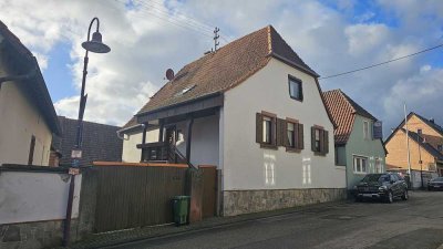 Großes Einfamilienhaus mit großem Hof und Scheune und Garten
