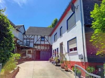 Gepflegtes Landhaus mit Nebengebäuden, Garten, Hof und Waldgrundstück in ruhiger Lage in Thörlingen