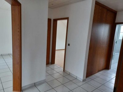 3 Zimmer, Küche, Diele, Bad, Gäste-WC und Balkon