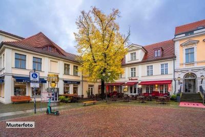 Wohn-/Geschäftshaus und ehem. Wohnhaus