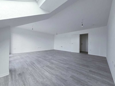 Neubau/Erstbezug nach DG-Ausbau: Tolle 2-Zimmer-Wohnung mit West-Balkon