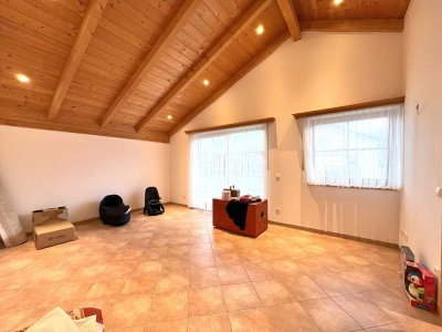 Geschmackvolle, modernisierte 4-Zimmer-DG-Wohnung mit EBK und 2 überdachten Balkonen in Kolbermoor