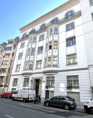 Stilvolle 2 Zimmer Wohnung, neu saniert, im wunderschönen Stilaltbau