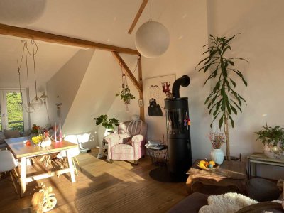 Stilvolle, geräumige und sanierte 3,5-Zimmer-Wohnung mit zwei Balkon und Sonne bis diese untergeht.