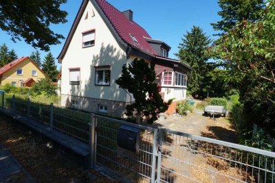 Charmantes Einfamilienhaus mit Kaminofen, Holzterrasse