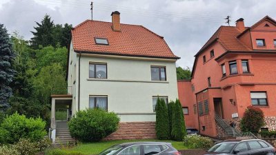 219.000 € -147 m²-, 8 Zi., EBK, 2 Bäder, Kachelofen, Solar f. Warmwassser, voll unterkellert, Garage
