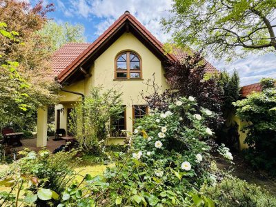 Stilvolles Einfamilienhaus mit einzigartigem Grundriss und liebevoll angelegtem Garten