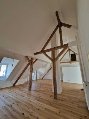 Erstbezug in historischem Baudenkmal: Exklusive 127 m²-DG-Wohnung
