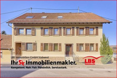3 Familienhaus mit 4 großen Garagen, PV- Anlage und parkähnlich angelegtem Garten!
