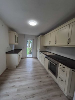 Einfamilienhaus mit großem Garten, Garage und Einbauküche
