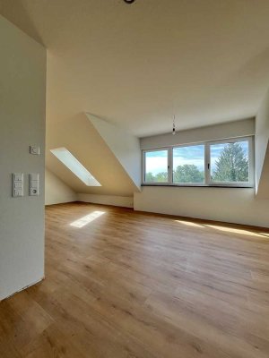 Erstbezug nach Sanierung - Moderne 2-Zimmer-Dachgeschosswohnung mit Blick ins Grüne