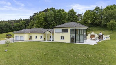 Modernes Wohnparadies in Alleinlage mit Gästehaus, Halle, Weinkeller &amp; mehr – ca. 62.000 m² Grundstück - davon ca. 10.000 m² Bauland!!