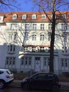 Stop! Traumhafte 4-Zimmer Altbauwohnung mit zwei Balkonen und sofort anmietbar!