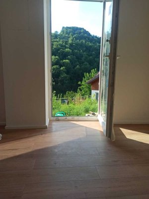 Ruhige 2-Zimmer-Wohnung mit Terrasse mit außergewöhnlichem Ausblick in Stadt näher