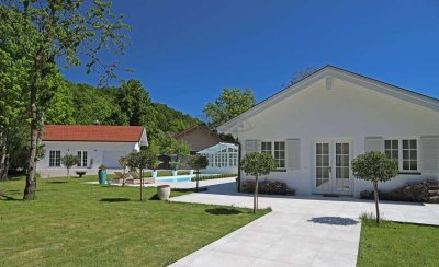 Exklusive Zweier Bungalow Residenz mit Pool in idyllischer Lage in Siegsdorf