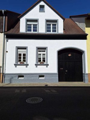 Gepflegtes Einfamilienhaus mit tropischem Garten