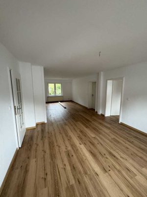 Erstbezug nach Renovierung: Zentrale 3-Zimmer-Wohnung ab 01.09.