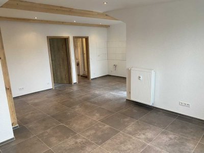 renovierte 2-Zimmer-DG mit Balkon