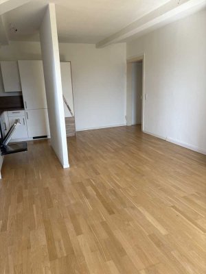 Modernisierte Wohnung mit zwei Zimmern und EBK in Weilheim
