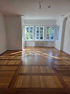 Wunderschöne 3,5 Zimmer Altbauwohnung mit Wohnküche, Balkon, Gäste-WC & Gartennutzung