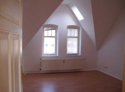 Wunderschöne, helle 3-Zimmer-Dachgeschosswohnung mit Balkon und EBK in Rathenow
