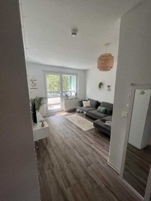 � Helle, möblierte 2,5-Zimmer-Wohnung mit Balkon in Potsdam (Schlaatz)