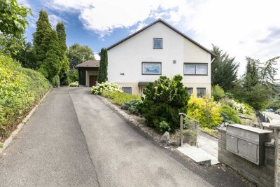 Großzügiges Haus in begehrter Südhanglage mit über 1.000 m² Traumgrundstück