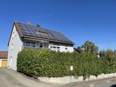 Wunderschöne 4-Zi Wohnung in Groshaslach mit EBK, Balkon, Garage, Garten