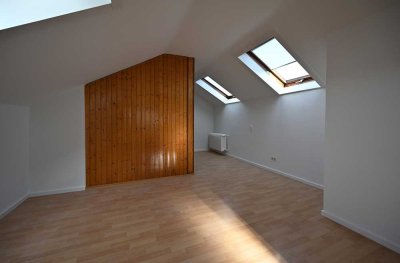 Gemütliche und helle 1,5 Zimmer Wohnung im Dachgeschoss (neu renoviert)