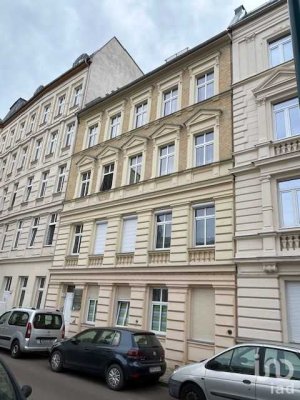 möblierte Dachgeschosswohnung mit Balkon und Einbauküche